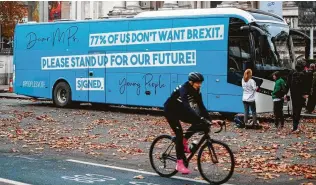  ?? Tolga Akmen / AFP / Getty Images ?? Pro-European Union anti-Brexit campaigner­s from the Our Future, Our Choice youth movement launch the group’s campaign battle bus Saturday in London.