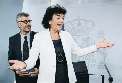  ?? EMILIA GUTIÉRREZ ?? La ministra portaveu, Isabel Celaá, ahir amb el secretari d’Estat de Comunicaci­ó, Miguel Ángel Oliver