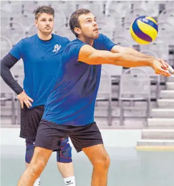  ?? FOTO: GUENTER KRAM ?? Zuspieler Martin Krüger bei der Annahme, beobachtet von Libero Markus Steuerwald.