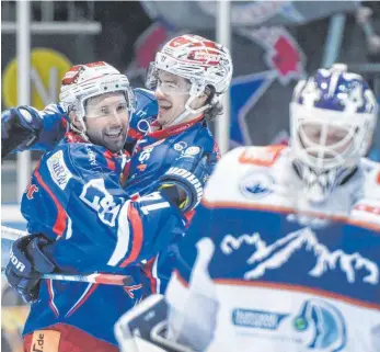  ?? FOTO: FELIX KÄSTLE ?? Einen klasse Spielzug krönten Philipp de Paly und Brian Roloff (links) mit dem 3:0 für die Towerstars – Garmischs Goalie Matthias Nemec war bedient.