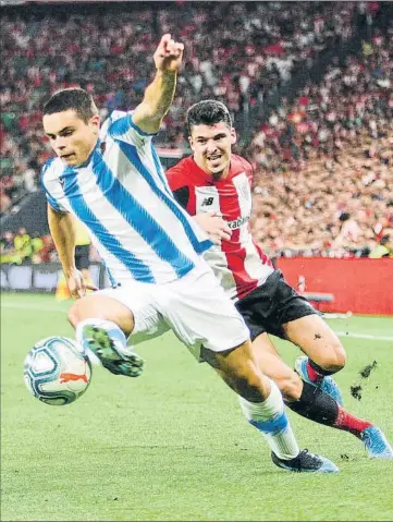  ?? FOTO: LUIS MARI UNCITI ?? Luca Sangalli se escapa de Ánder Capa en el derbi. El donostiarr­a jugó con acierto los últimos minutos