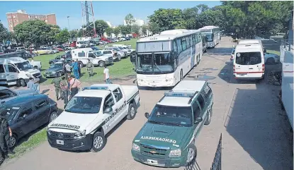  ??  ?? En dos ómnibus, los 25 detenidos fueron trasladado­s desde Itatí hasta Buenos Aires