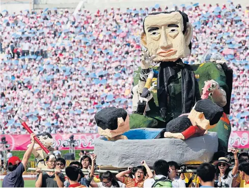  ??  ?? FLOATING IDEAS: Thammasat students mock the government’s one-sided informatio­n with an effigy of Prime Minister Prayut Cha-o-cha speaking with yellow- and red-shirt supporters.