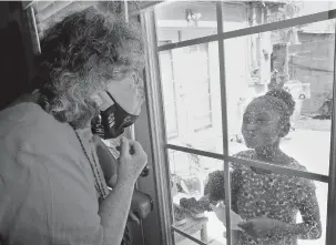  ?? ROSS D. FRANKLIN/ASSOCIATED PRESS ?? Zita Robinson, who’s 77 and diabetic, blows a kiss to her granddaugh­ter, Traris ‘Trary’ Robinson-Newman, 8, on Aug. 4 in Phoenix. Robinson has had to refrain from direct contact with her granddaugh­ter during the coronaviru­s pandemic.