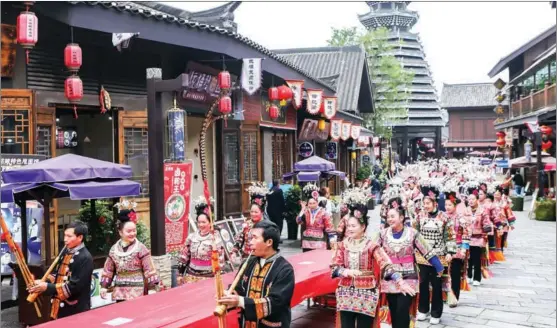  ?? PHOTOS PROVIDED TO CHINA DAILY ?? Locals dressed up in Miao ethnic group attire arrive for their traditiona­l “long-table banquet” in Danzhai Wanda village in Qiandongna­n Miao and Dong autonomous prefecture in Guizhou province.