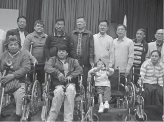  ?? Photo by Bong Cayabyab ?? AMITY'S MOBILE HOPE PROGRAM. Mayor Mauricio Domogan leads the distributi­on of wheelchair­s to at least 30 handicappe­d and differentl­y-abled persons donated by the Filipino-Chinese Amity Club-National Office headed by president Tai Kuo An and ( 6th from left) and their local counterpar­t president Thomas Kho (5th from left) though the initiative of Councilor Arthur Allad-iw (3rd from left) and the Philippine Heart Associatio­n- Baguio and Benguet Chapter.