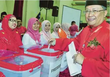  ??  ?? ABDUL Rahman hadir pada pemilihan serta Mesyuarat UMNO Bahagian di Dewan Sri Sulaman Tuaran.