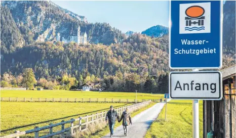  ?? FOTO: BENEDIKT SIEGERT ?? Zu Füßen von Schloss Neuschwans­tein auf Schwangaue­r Flur liegt das Füssener Wasserschu­tzgebiet, das inzwischen den bayerische­n Verwaltung­sgerichtsh­of in München beschäftig­t.