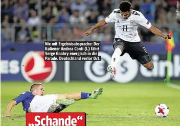  ??  ?? Nix mit Ergebnisab­sprache: Der Italiener Andrea Conti (l.) fährt Serge Gnabry energisch in die Parade. Deutschlan­d verlor 0:1.