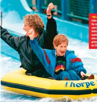  ??  ?? “Mi madre era una niña de pies a cabeza. Se reía con unas locas carcajadas de pura felicidad. Aún tengo el sonido de esas risas en mis oídos”, afirma el príncipe, aquí con Diana en Thorpe Park, en 1993.