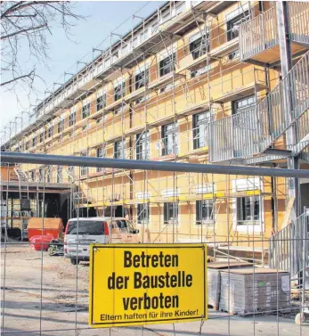  ?? FOTO: STEPPAT ?? Die Baustelle RNG-Altbau dauert länger: Wegen Mängeln an Dachfenste­rn und Innenputz kann der Termin für die Übergabe des Gebäudes ans Gymnasium zum kommenden Schuljahr nicht eingehalte­n werden.