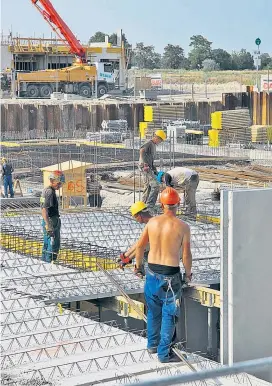  ??  ?? Nach dem strengen Winter wurden im März die Baustellen wieder in Betrieb genommen – und die Arbeitslos­igkeit am Bau ging zurück.