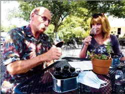  ?? CALIXTRO ROMIAS/THE STOCKTON RECORD ?? Jim Conray, left, with Linda Schlesinge­r wine tasting at Heritage Oaks Winery.