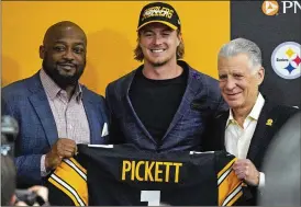  ?? GENE J. PUSKAR/ ASSOCIATED PRESS ?? Pitt’s Kenny Pickett (center), the only quarterbac­k taken in the first round of the draft, poses with Steelers coach Mike Tomlin and owner Art Rooney on Friday. After Pickett’s selection, NFL teams passed on QBS until the third round.