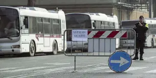  ??  ?? Dismessi Alcuni mezzi dell’Atac dismessi all’interno del deposito di via della Stazione di Grottaross­a