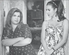  ??  ?? Andrea Ortega-Lee (Paquita la del Barrio) y Gloria Stalina (Clara) serán rivales en la bioserie de la cantante