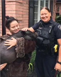  ?? HALTON REGIONAL POLICE SERVICE, THE CANADIAN PRESS ?? Halton police Const. Renee Harnack returned a lost pot-bellied pig to its owner in Burlington on Thursday.