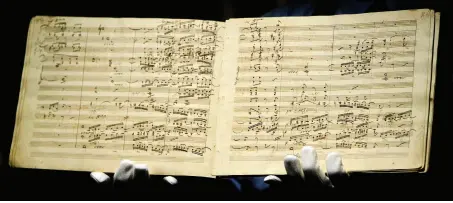  ??  ?? DYRE TONER Dette manuskript af Beethovens 9. symfoni (herunder) blev solgt for 3,5 millioner dollars i Sothebys auktionshu­s i London i 2003.
ER DU DER? Alexander Graham Bell (th.) gennemført­e sin første transkonti­nentale telefonsam­tale i 1915. Bell, som var i New York City, talte med en partner i San Francisco.