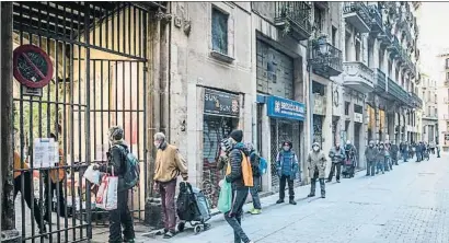  ?? LLIBERT TEIXIDÓ ?? Cada día se forma una larga cola para acceder a la parroquia para poder respetar la distancia de seguridad