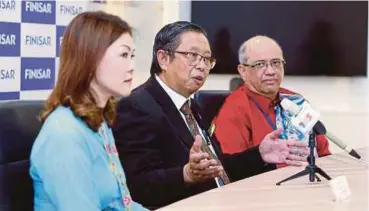  ?? [FOTO MUHAIZAN YAHYA /BH] ?? Mohammad Nizar (tengah) bersama Syed Hussian dan Suan See pada sidang media Majlis Sambutan Aidilfitri Finisar Malaysia di Ipoh, semalam.