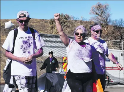  ?? Ryan Painter/The Signal ?? (Above) Competitor­s enter the home stretch at the sixth annual Purple Walk held at College of the Canyons in Valencia on Saturday. The event was hosted by the Domestic Violence Center of Santa Clarita Valley.