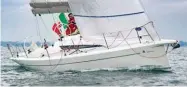  ??  ?? Se fosse un’auto sarebbe una sportiva per eccellenza. L’Italia Yachts 9.98 Club è derivato dallo scafo che ha vinto un campionato del mondo, ha una linea accattivan­te, prestazion­i top ma è anche una perfetta barca da crociera sportiva con tutto quello...