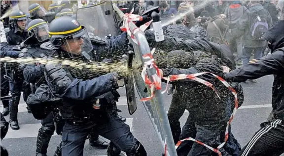  ?? LAURENT CIPRIANI / AP ?? Los enfrentami­entos en el centro de París entre la policía y algunos grupos violentos contrastar­on con los actos de protesta pacíficos