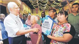  ?? — Gambar Bernama ?? LAWATAN: Najib beramah mesra bersama para penerima ketika melawat ruang pameran Ekspo Jualan Perumahan Edisi Nasional, Perumahan Rakyat 1Malaysia (PR1MA) PR1MA di Kuala Lumpur, semalam.