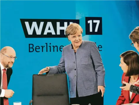  ?? FOTO: AFP ?? Bundeskanz­lerin Angela Merkel und ihr SPD-Herausford­erer gestern bei der Berliner Runde. Rechts: Grünen-Spitzenkan­didatin Katrin Göring-Eckardt.