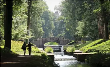  ?? Foto: dpa/Bernd Wüstneck ?? Wo ist das Ludwigslus­ter Schloss geblieben?