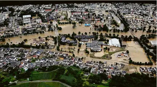  ?? Ferdinand Merzbach/NEWS5/AFP ?? Vista aérea mostra efeitos da inundação na cidade de Bad Neuenahr, no oeste da Alemanha