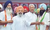  ?? SAMEER SEHGAL/HT ?? Punjab Pradesh Congress Committee chief Sunil Kumar Jakhar (second from right) inducting a SAD worker into the Congress at Majitha on Monday.