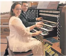  ?? FOTO: LENZ MUSIK ?? Das Orgel-Duo Carsten und Iris Lenz aus Wiesbaden gastiert am 15. Januar in der St.-PeterKirch­e.