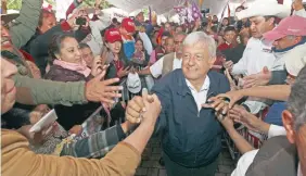  ??  ?? Andrés Manuel López Obrador, candidato de la coalición Juntos Haremos Historia, realizó una gira proselitis­ta por Tenancingo, Estado de México, donde convivió con sus simpatizan­tes.