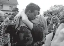  ?? Foto Srdjan Živulović ?? Mlada ljubezen ob prisegi prvih slovenskih vojakov v učnem centru na Igu pri Ljubljani 1. junija 1991