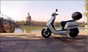  ??  ?? Pour la première phase du déploiemen­t, cent scooters sont à dispositio­n.