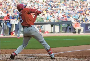  ?? MORRY GASH/AP ?? Philadelph­ia Phillies’ Didi Gregorius hits an RBI double during the fifth inning of a baseball game against the Milwaukee Brewers on Thursday in Milwaukee.