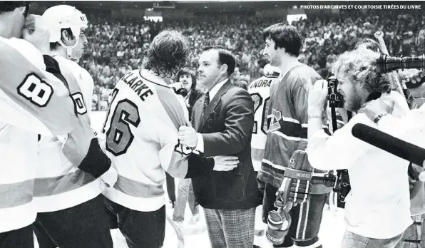  ?? PHOTOS D’ARCHIVES ET COURTOISIE TIRÉES DU LIVRE ?? Le début de la dynastie : Scotty Bowman serre la main du capitaine des Flyers, Bobby Clarke, après la conquête de la première d’une série de quatre coupes Stanley, au printemps 1976.