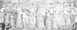  ??  ?? TRACEY (tengah) bergambar kenangan dengan para pemenang Miss Cheongsam dan para peserta lain.
