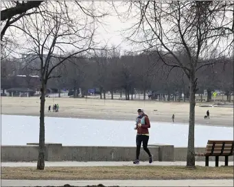  ?? JIM MICHAUD — BOSTON HERALD ?? Sunday was a great day for a run along the ocean front of Day Boulevard in South Boston.