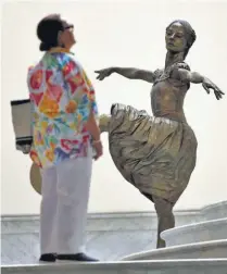  ??  ?? En su honor. Una mujer observa la escultura de Alonso dentro del Gran Teatro de La Habana que lleva su nombre.