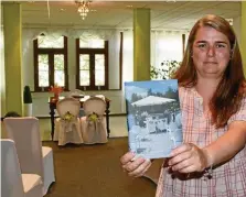  ?? CLAUDIA KLINGER ?? Jana Ulfich, Leiterin des Standesamt­es Georgentha­l, steht im neu gestaltete­n Trauzimmer im Rathaus und zeigt ein Stammbuch mit dem Hammerteic­h-Steg als Trauort.