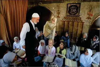  ??  ?? Mula Mahmud-ef. Aslani sa grupom učenica, budućih ha iza Kur’ana Časnog