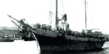  ??  ?? Verso la Terra Promessa Kadima, la nave che nel novembre 1947 salpò dal molo di Pellestrin­a