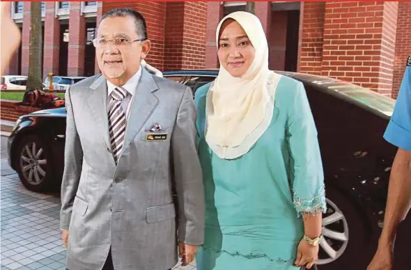  ?? PIC BY AHMAD IRHAM MOHD NOOR ?? Former Felda Global Ventures Holdings Bhd chairman Tan Sri Mohd Isa Abdul Samad and his wife, Puan Sri Bibi Sharliza Mohd Khalid, arriving at the Malaysian Anti-Corruption Commission headquarte­rs in Putrajaya yesterday.