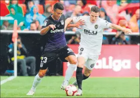  ?? FOTO: EFE ?? El valenciani­sta Gameiro pugna por un balón con Mikel Vesga