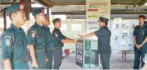  ??  ?? PEMAKAIAN pangkat kepada peserta KRS oleh Pegawai Pendidikan Daerah Kota Marudu Akdan Datu Basren.