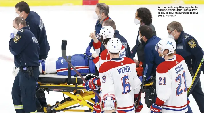  ?? PHOTO AFP ?? Au moment de quitter la patinoire sur une civière, Jake Evans a levé le pouce pour rassurer ses coéquipier­s.