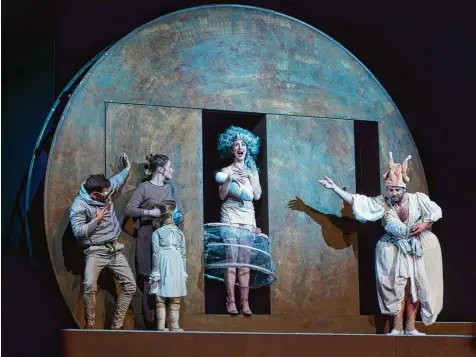  ?? Foto: Julian Leitenstor­fer ?? Das Metropol Theater München präsentier­te in Landsberg den Stoff von „Alice im Wunderland“in der Version von Tom Waits.