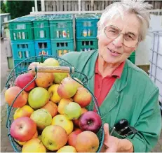  ?? RP-FOTO: ACHIM BLAZY ?? Thomas Dalbeck mit einem Korb volle rÄpfel, die in seiner Mosterei zu Saft verarbeite­t werden – ein durch und durch regionales Produkt.